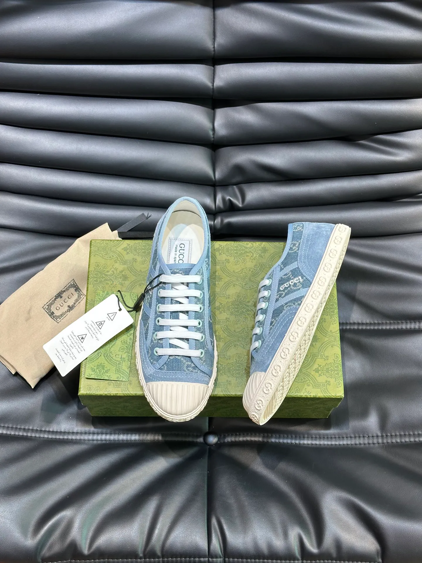 Men's shoes 💰p380 "GUCC*" Couple style 👫 lace-up canvas sneakers, crafted from light blue GG denim fabric, showing uniqueness. Classic details such as the GG printed embossed outsole, interlocking G and "Gucci" embroidery add to the glamorous style. Privately-made T men's shoes 💰pU original outsole, with exquisite details, impeccable fit, and a flat toe that has a retro feel! Customized canvas, classic double G logo, and the spring and summer color combinations are also very interesting! Size: Female 35-39. Male 38-44